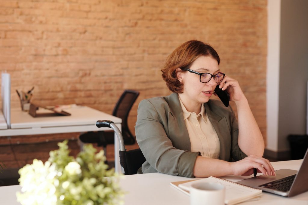 Image of a disabled woman at work 